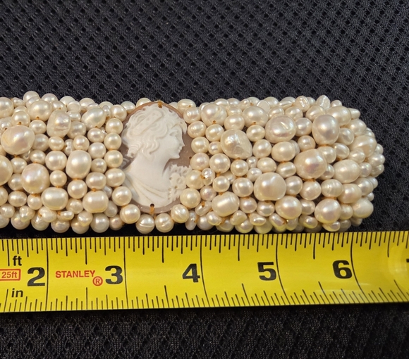 Elegant AMEDEO Cameo Pearl Bracelet - Picture 3 of 6